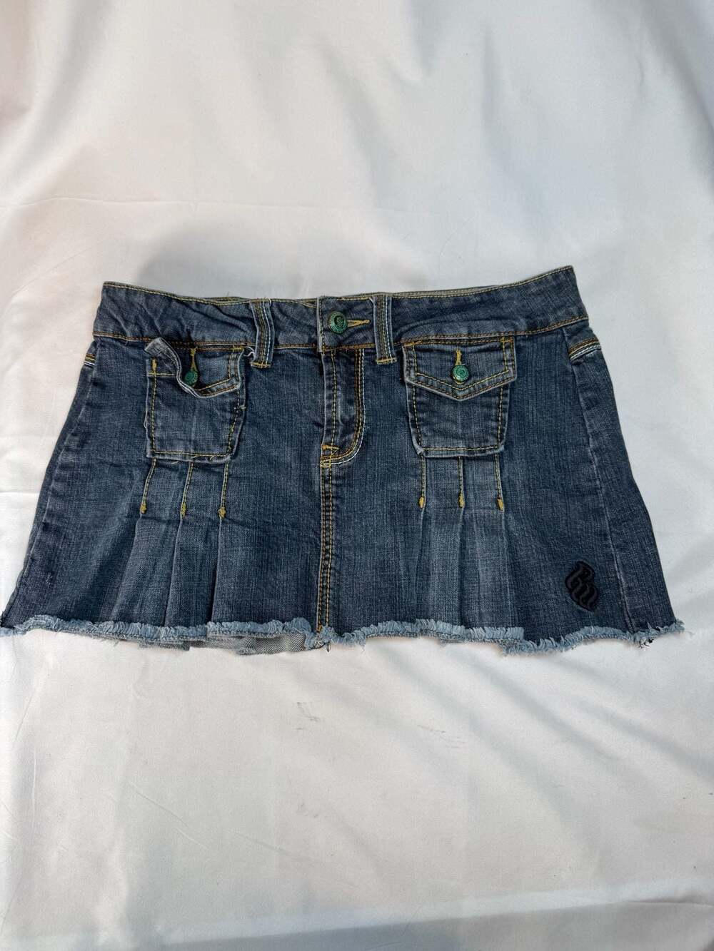 Rocawear Y2K Low-Rise Denim Mini Skirt with Cargo Pockets and Pleats